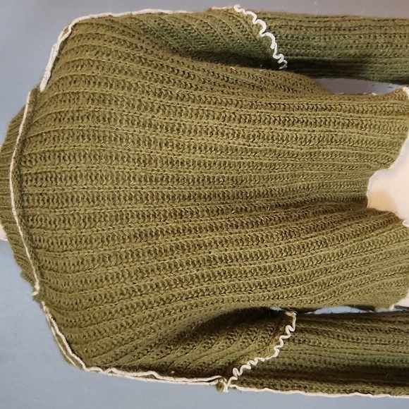 PrettyLittleThing cropped balloon sleeves lettuce hem olive green crew n… - Picture 5 of 8